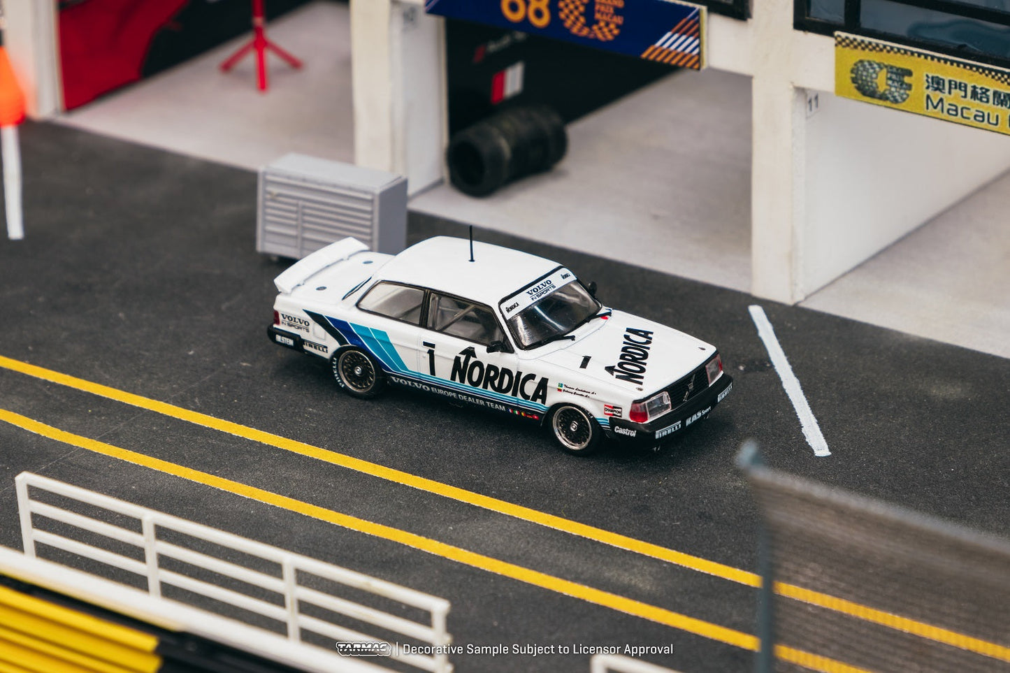 Tarmac Works 1:64 Volvo 240 Turbo, ETCC Zolder 1986 Winner, Johnny Cecotto / Thomas Lindstr枚m